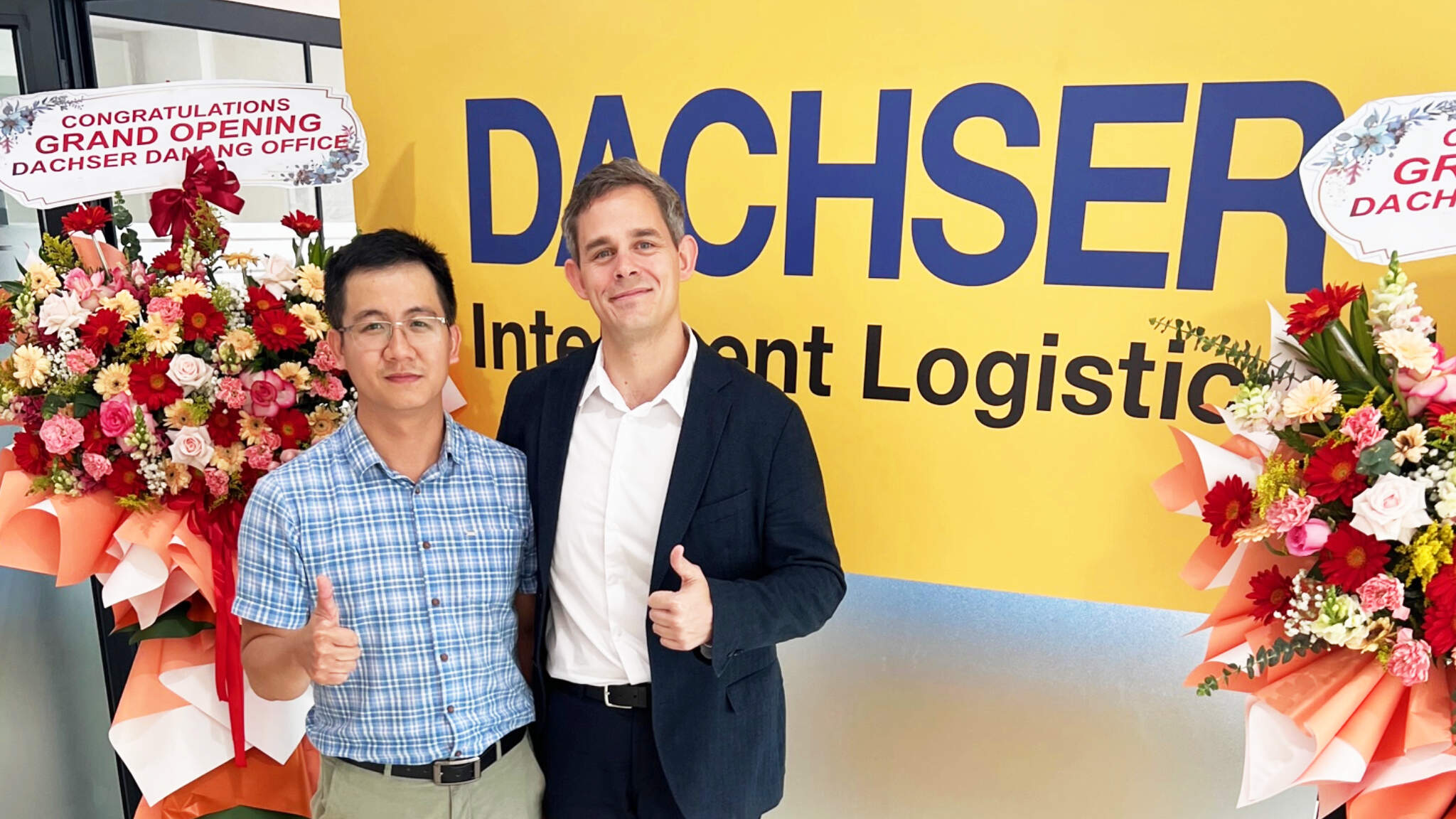 คุณ Oliver Cierocki กรรมการผู้จัดการของ DACHSER Vietnam (ขวา) และคุณ Duc Pham ผู้เชี่ยวชาญด้านการขายของเรา (ซ้าย) ทุ่มเทให้กับการตอบสนองความต้องการของลูกค้า คุณ Oliver Cierocki กรรมการผู้จัดการของ DACHSER Vietnam (ขวา) และคุณ Duc Pham ผู้เชี่ยวชาญด้านการขายของเรา (ซ้าย) ทุ่มเทให้กับการตอบสนองความต้องการของลูกค้า
